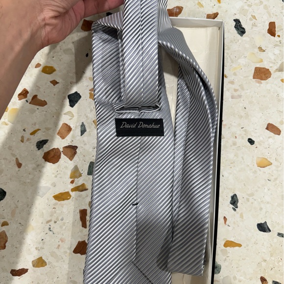 BLOOMINGDALES TIE - Picture 2 of 5